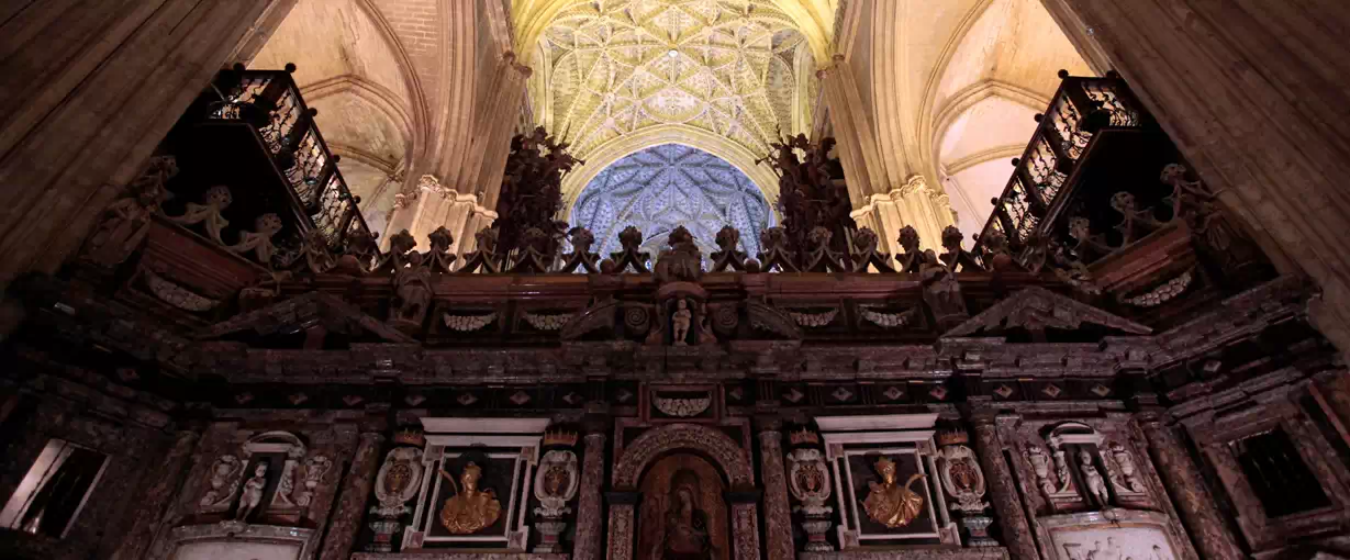 Explorando Majestuosidad Mural Interior Catedral Sevilla - Visita Privada Catedral de Sevilla en Español – Entradas y guia oficial en tu idioma